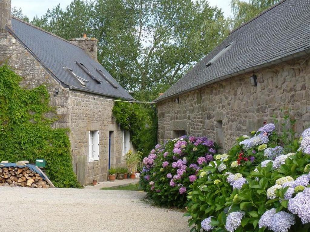 Gite Le Louarn - Authentique longère Bretonne * piscine * écrin de verdure (6 pers) * RN12 accessible en quelques minutes