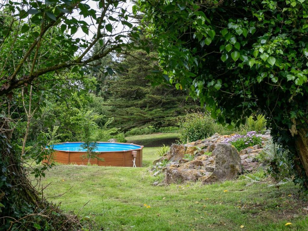 Gite Cornouaille - Authentique longère Bretonne * piscine * un écrin de verdure (8-10 pers) * Accès RN12 en quelques minutes