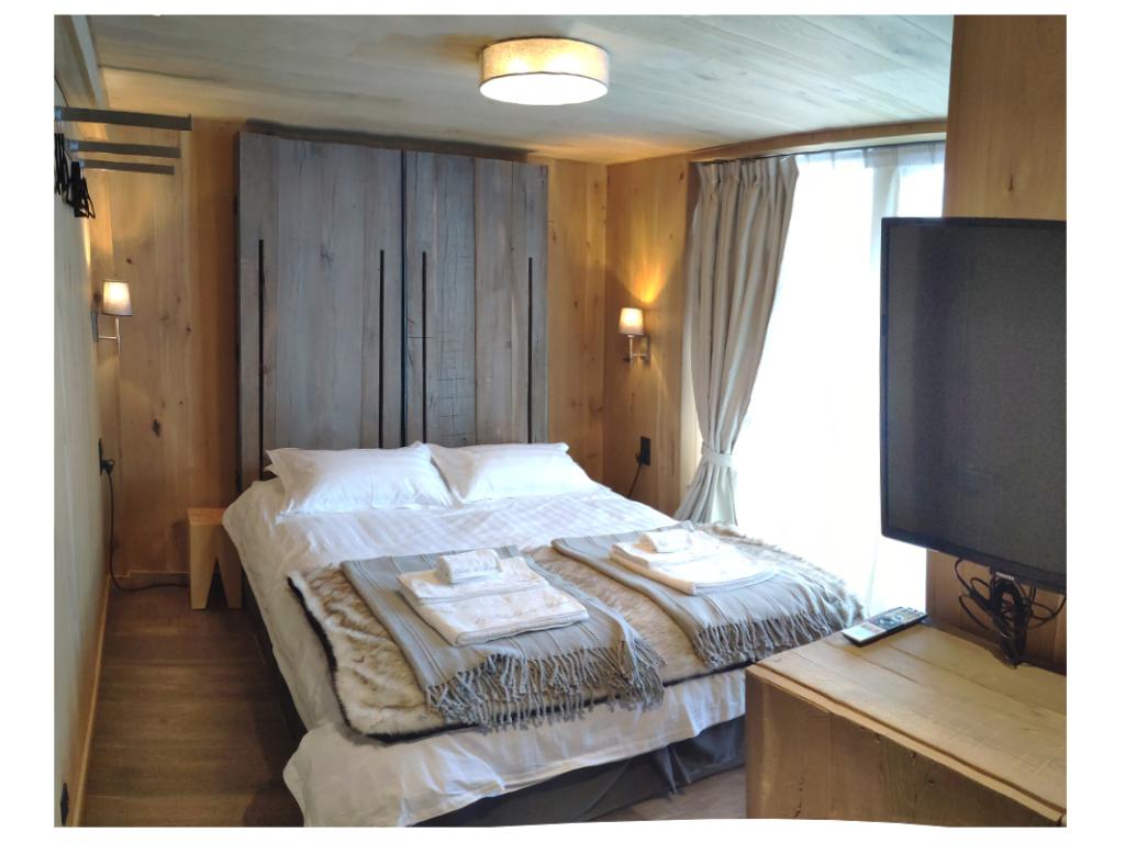 Le Chalet des Boisses, Ski aux pieds -Tignes 1800 -  10/14 personnes - 4 étoiles,  5ch, 5 pièces d'eau,  jacuzzi, hammam, coin feu... au bord des pistes avec vue sur le front de neige