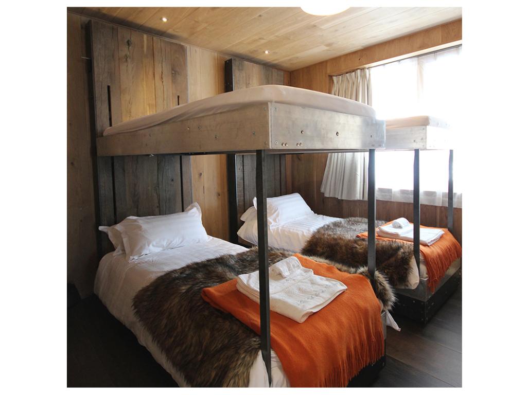 Le Chalet des Boisses, Ski aux pieds -Tignes 1800 -  10/14 personnes - 4 étoiles,  5ch, 5 pièces d'eau,  jacuzzi, hammam, coin feu... au bord des pistes avec vue sur le front de neige