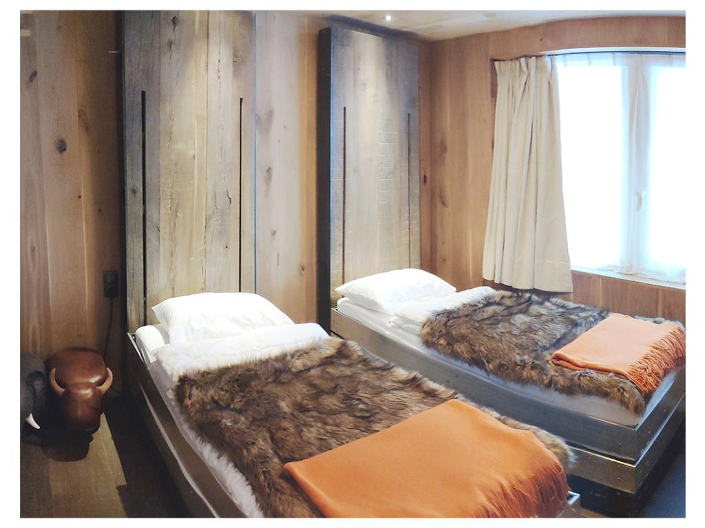 Le Chalet des Boisses, Ski aux pieds -Tignes 1800 -  10/14 personnes - 4 étoiles,  5ch, 5 pièces d'eau,  jacuzzi, hammam, coin feu... au bord des pistes avec vue sur le front de neige