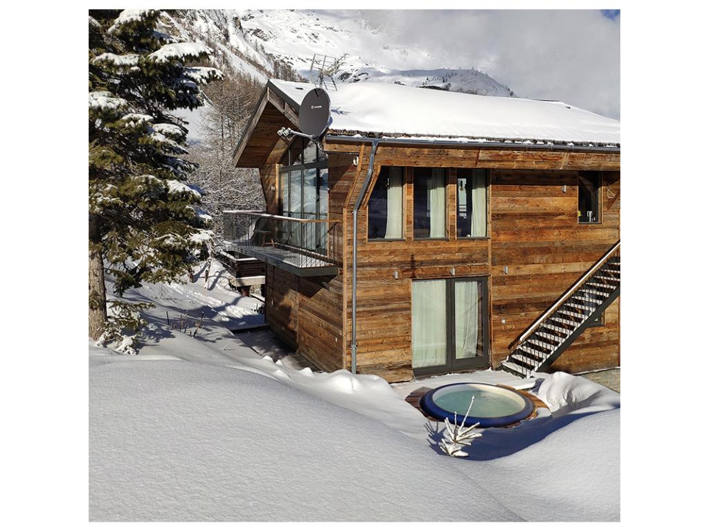 Le Chalet des Boisses, Ski aux pieds -Tignes 1800 -  10/14 personnes - 4 étoiles,  5ch, 5 pièces d'eau,  jacuzzi, hammam, coin feu... au bord des pistes avec vue sur le front de neige