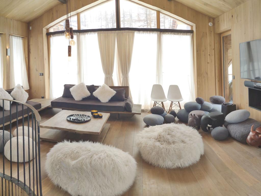 Le Chalet des Boisses, Ski aux pieds -Tignes 1800 -  10/14 personnes - 4 étoiles,  5ch, 5 pièces d'eau,  jacuzzi, hammam, coin feu... au bord des pistes avec vue sur le front de neige