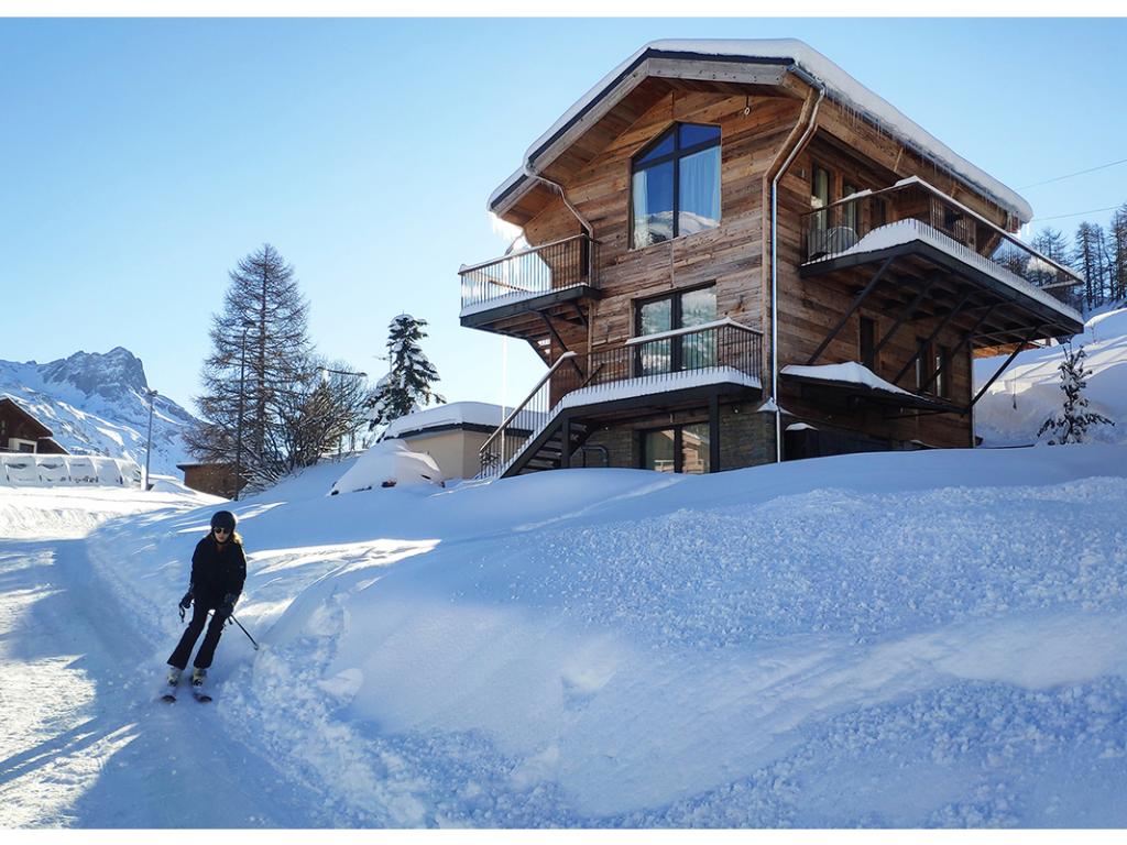 Le Chalet des Boisses, Ski aux pieds -Tignes 1800 -  10/14 personnes - 4 étoiles,  5ch, 5 pièces d'eau,  jacuzzi, hammam, coin feu... au bord des pistes avec vue sur le front de neige