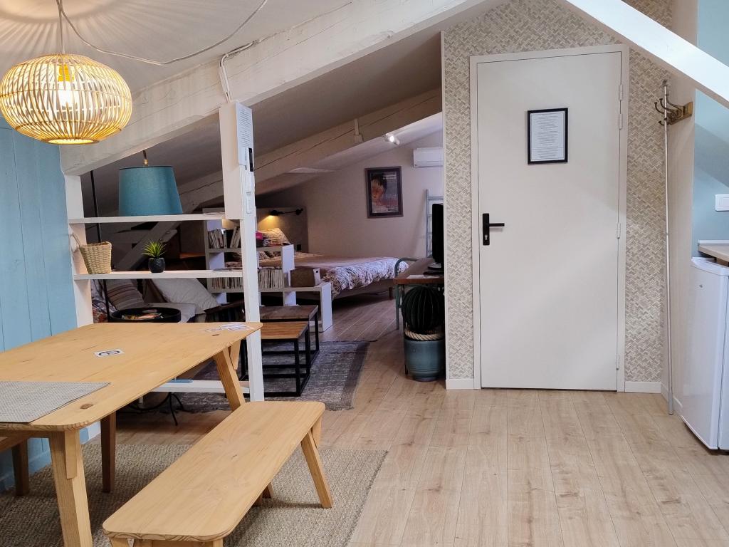 16 Bis gîte-hôtel. Studio spacieux et cosy. Logement idéal pour tourisme et affaires