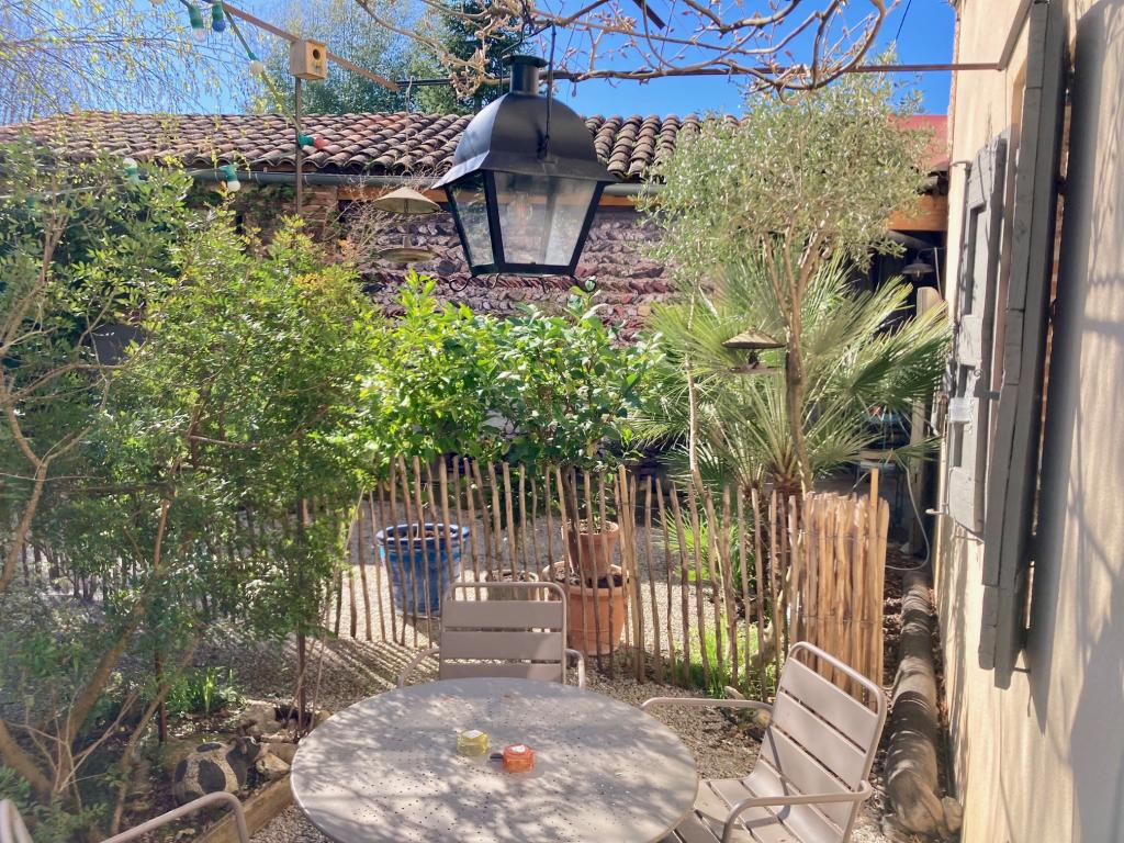 16 Bis gîte-hôtel. Studio spacieux et cosy. Logement idéal pour tourisme et affaires