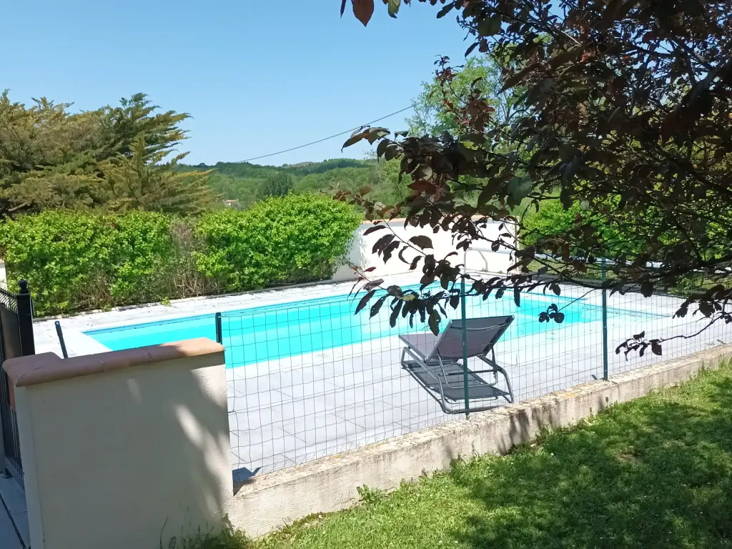 Gîte 2 personnes, vue Pyrénées, pleine nature, piscine