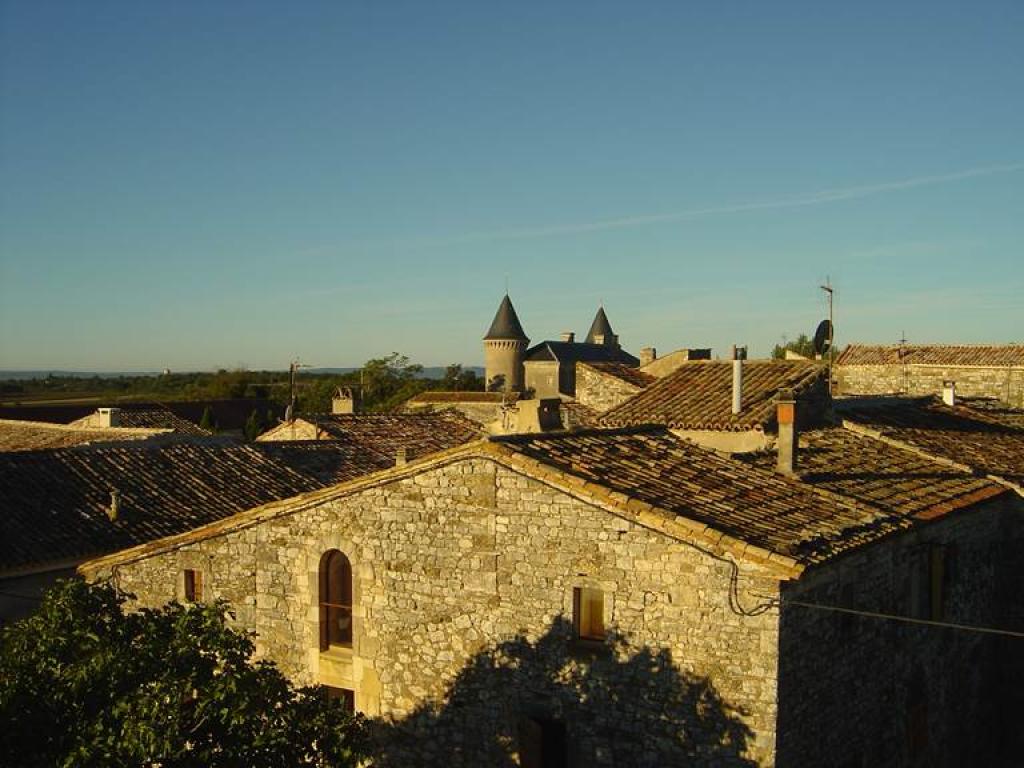 Chambre d'hôtes lumineuse au Mas des Sages près d'Uzès avec jardin et piscine dans un petit village calme