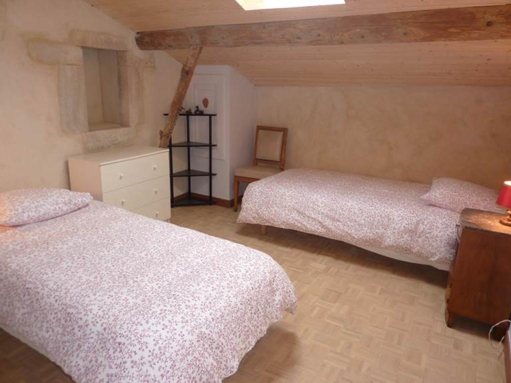 Gite pour 4 avec jardin et piscine près d'Uzès dans un petit village calme et typique
