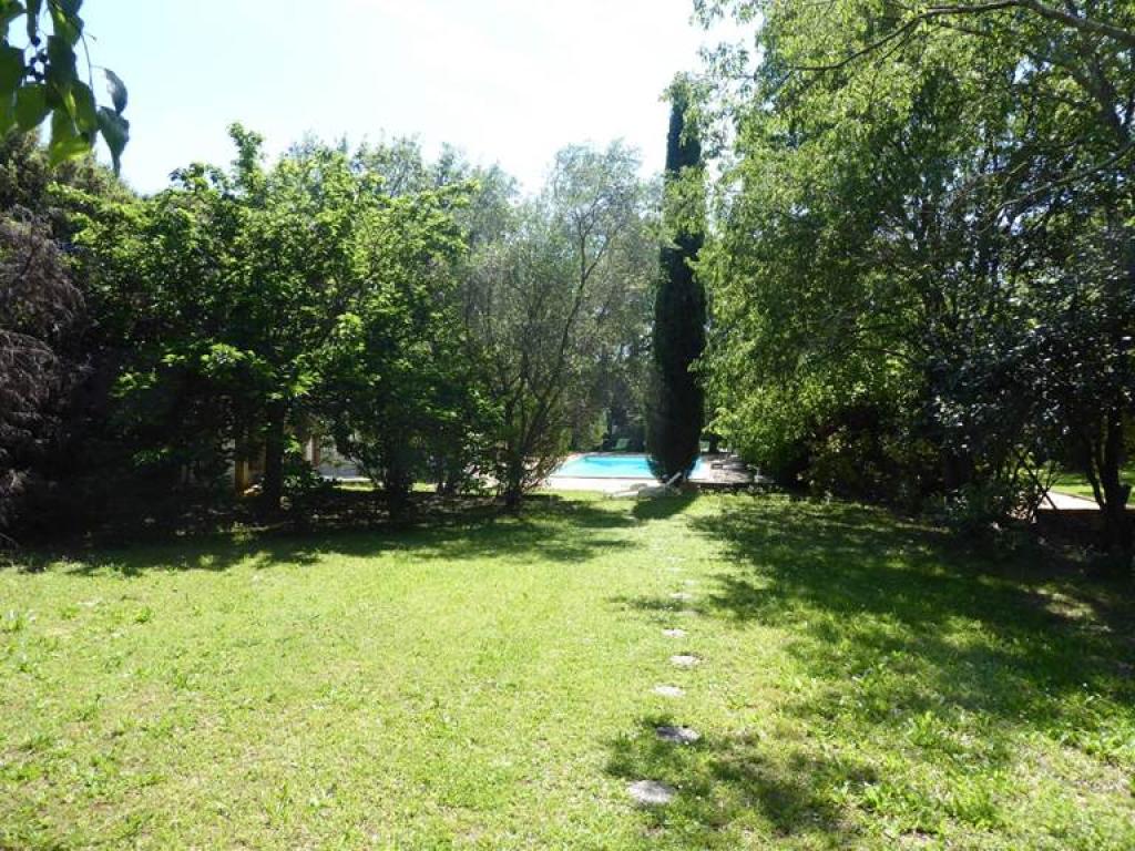 Chambre d'hôtes lumineuse au Mas des Sages près d'Uzès avec jardin et piscine dans un petit village calme