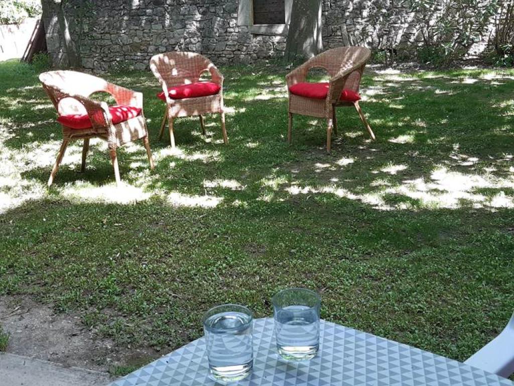 Gite pour 4 avec jardin et piscine près d'Uzès dans un petit village calme et typique