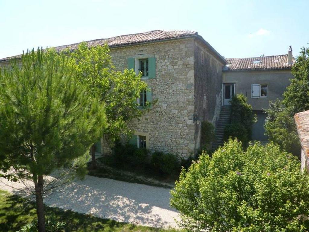 Gite pour 4 avec jardin et piscine près d'Uzès dans un petit village calme et typique