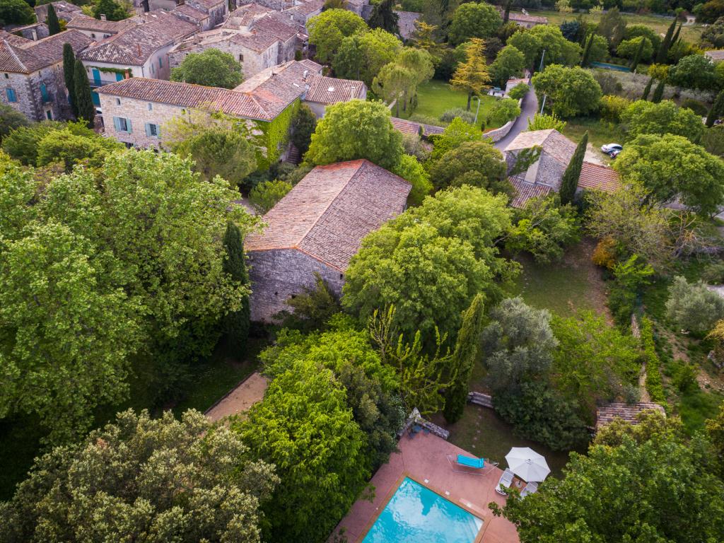 Gîte pour 8 dans vieux mas avec piscine et jardin près d'Uzès dans petit village calme