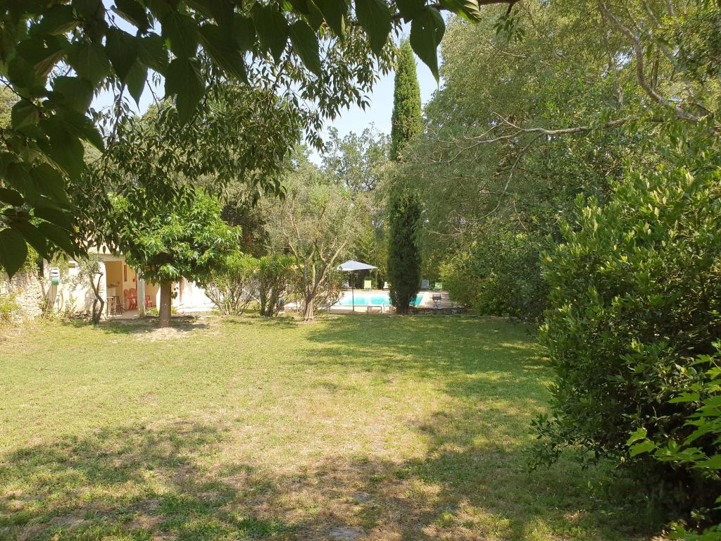 Chambre d'hôtes cosy au Mas des Sages près d'Uzès avec jardin et piscine dans un petit village calme