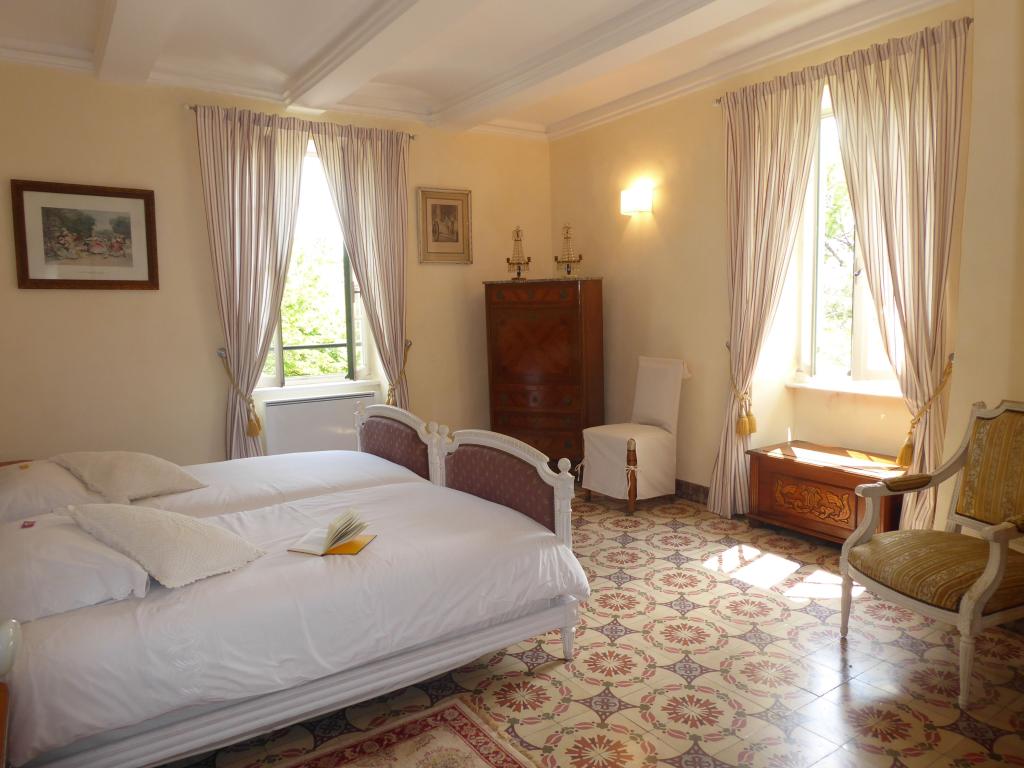 Gîte pour 8 dans vieux mas avec piscine et jardin près d'Uzès dans petit village calme
