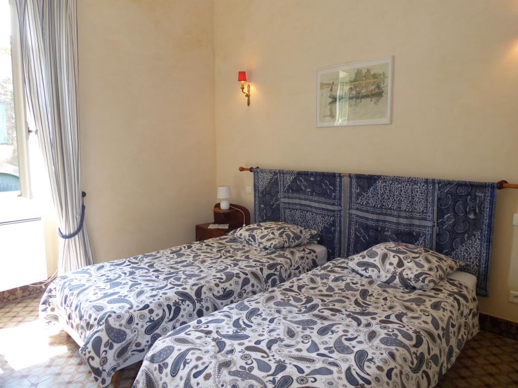 Gîte pour 8 dans vieux mas avec piscine et jardin près d'Uzès dans petit village calme
