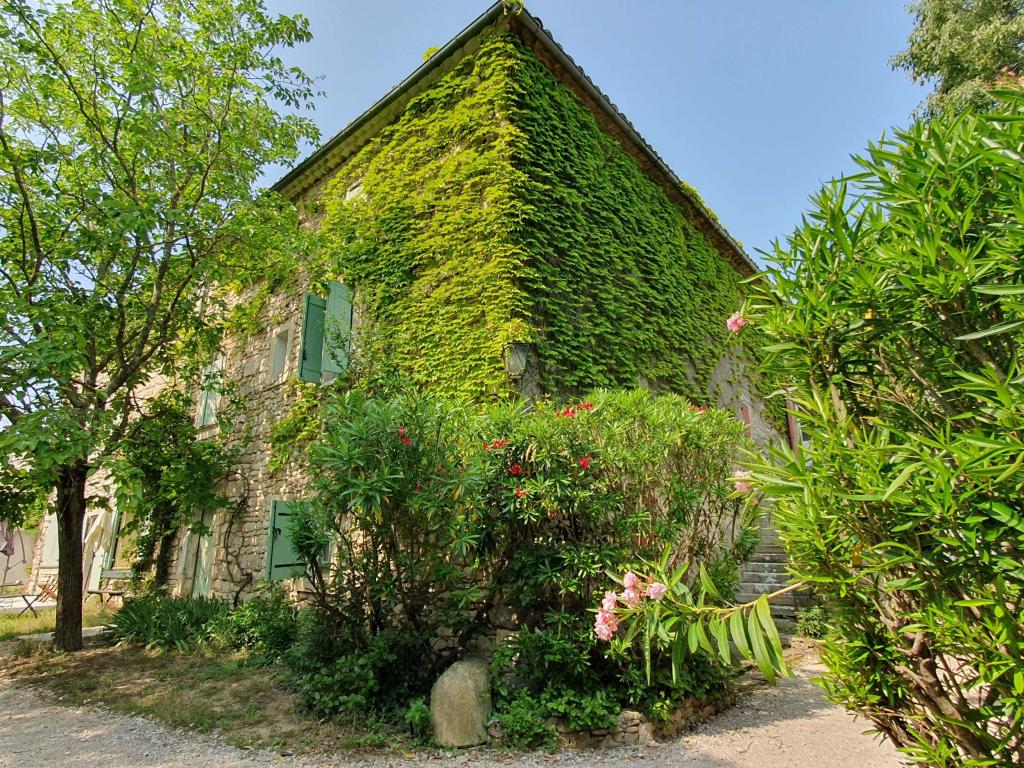 Chambre d'hôtes familiale pour 4 au Mas des Sages près d'Uzès avec jardin et piscine dans un petit village calme