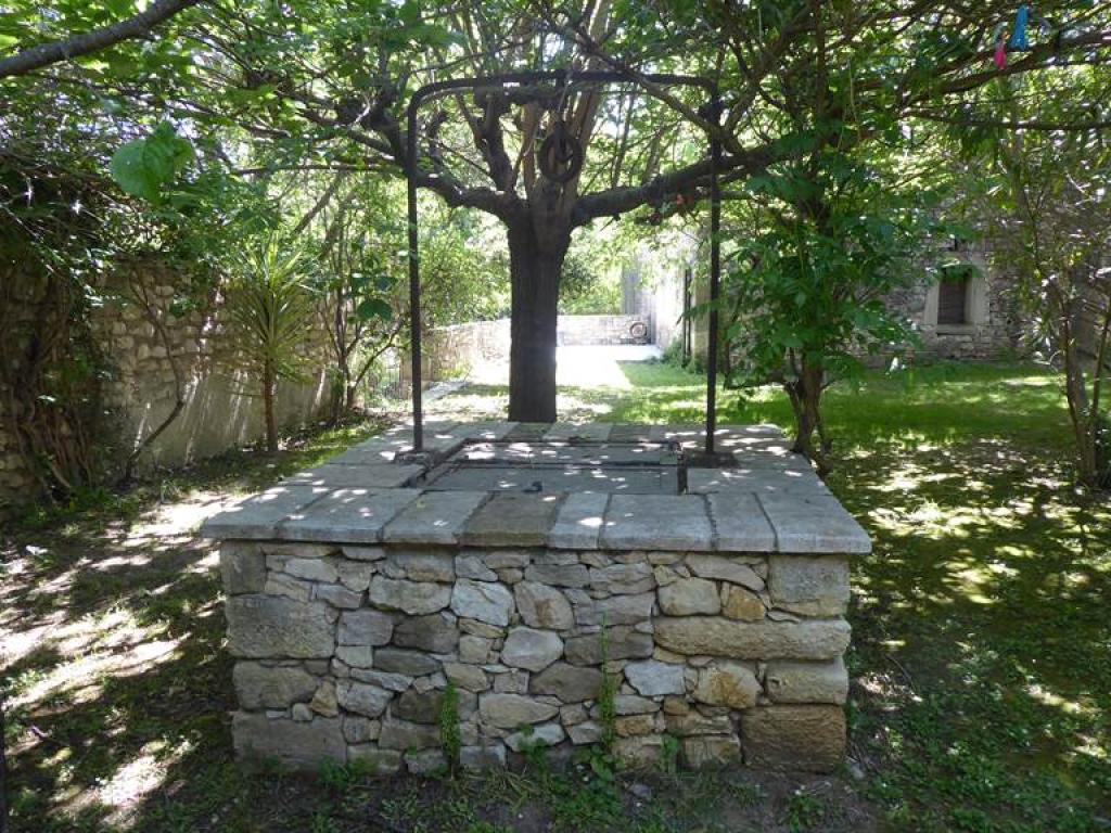 Gîte pour 8 dans vieux mas avec piscine et jardin près d'Uzès dans petit village calme