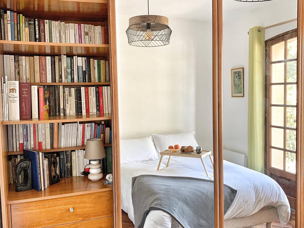 Villa familiale entièrement rénovée, sous les pins à 800m de la mer