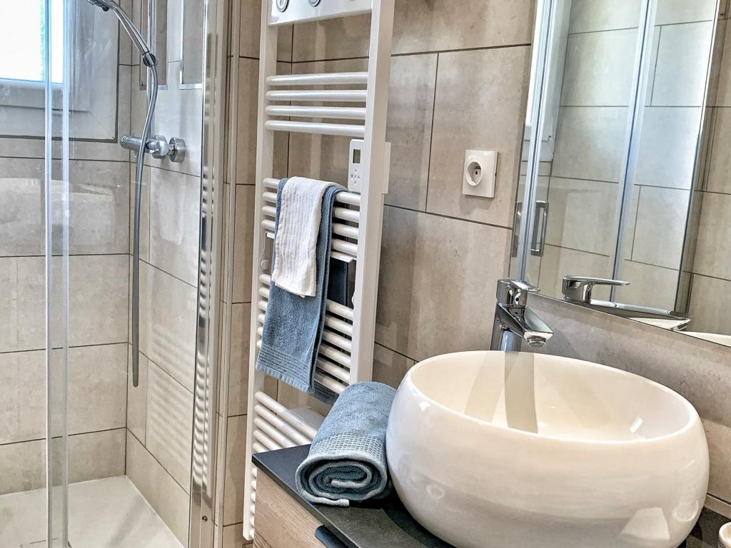 Villa familiale entièrement rénovée, sous les pins à 800m de la mer
