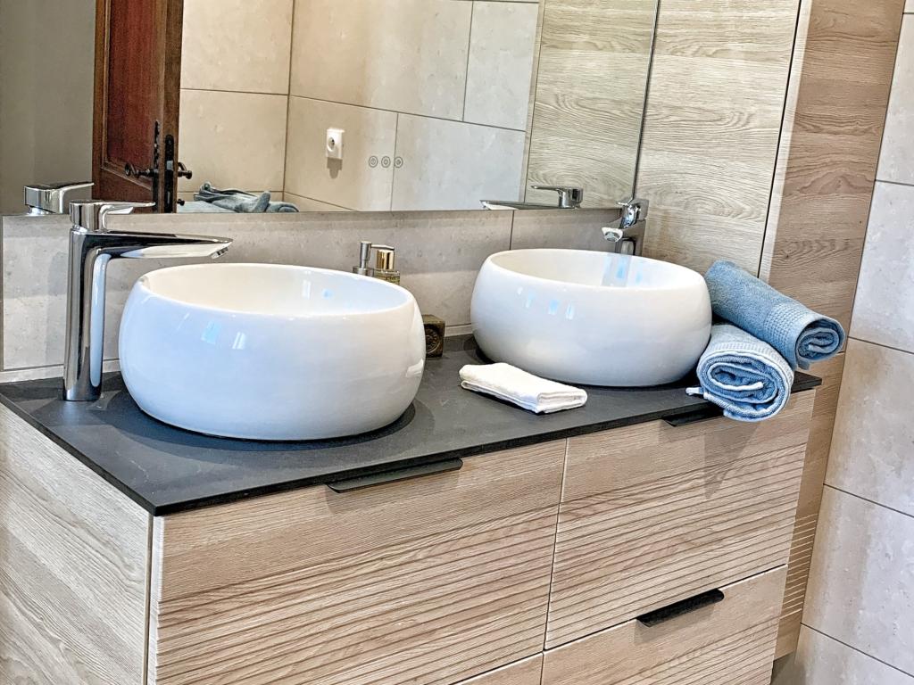 Villa familiale entièrement rénovée, sous les pins à 800m de la mer