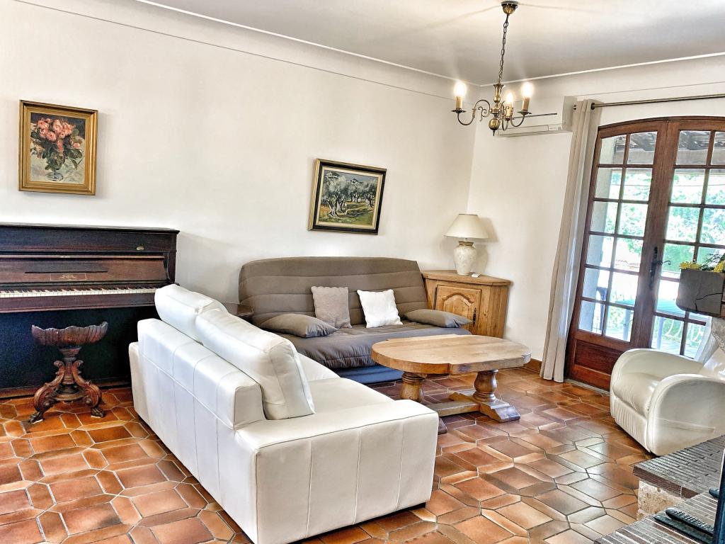 Villa familiale entièrement rénovée, sous les pins à 800m de la mer