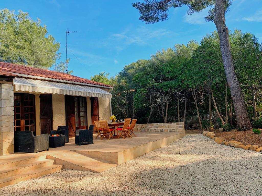 Villa familiale entièrement rénovée, sous les pins à 800m de la mer