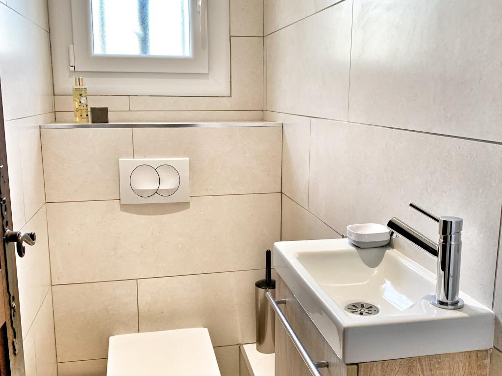 Villa familiale entièrement rénovée, sous les pins à 800m de la mer