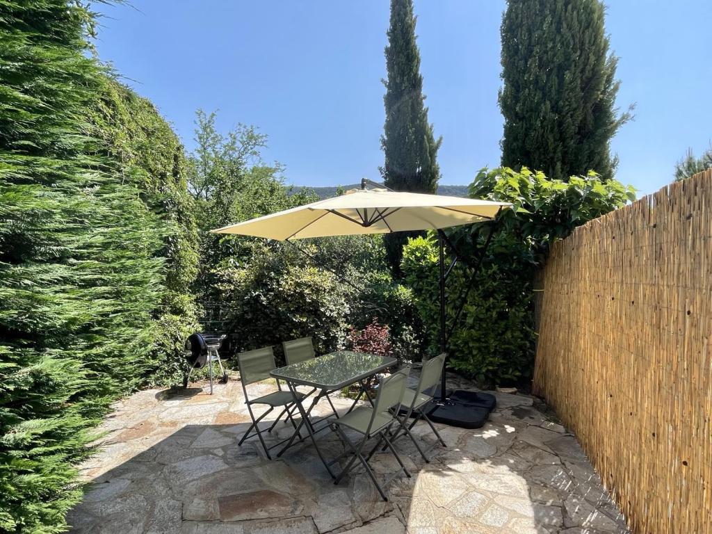 Maison élégante T2 - 2/4 pers - plain pied dans villa, tout confort, clim, 2min Thermes, terrasse
