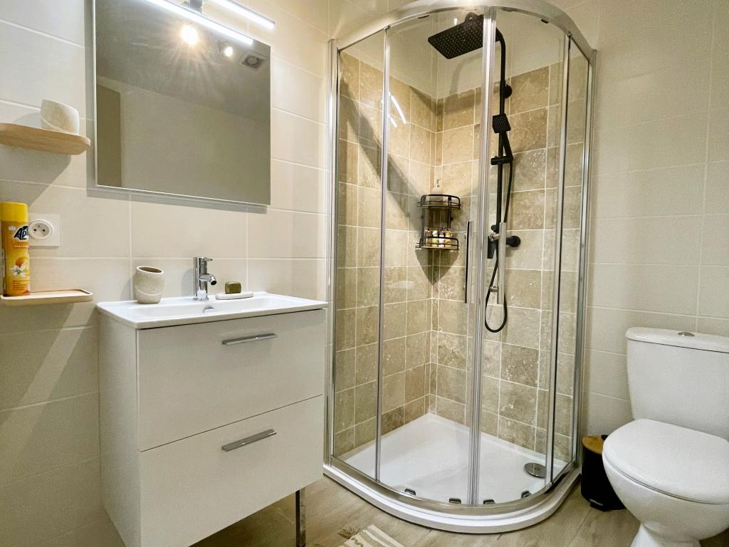 Maison élégante T2 - 2/4 pers - plain pied dans villa, tout confort, clim, 2min Thermes, terrasse