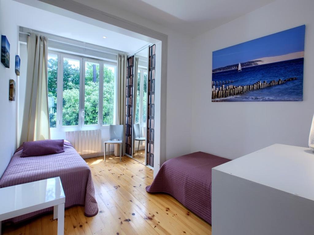 Appartement petite vue bassin 92M2, deux chambres, deux salles de bains, terrasse, 45m2 de pièce à vivre très bien équipé