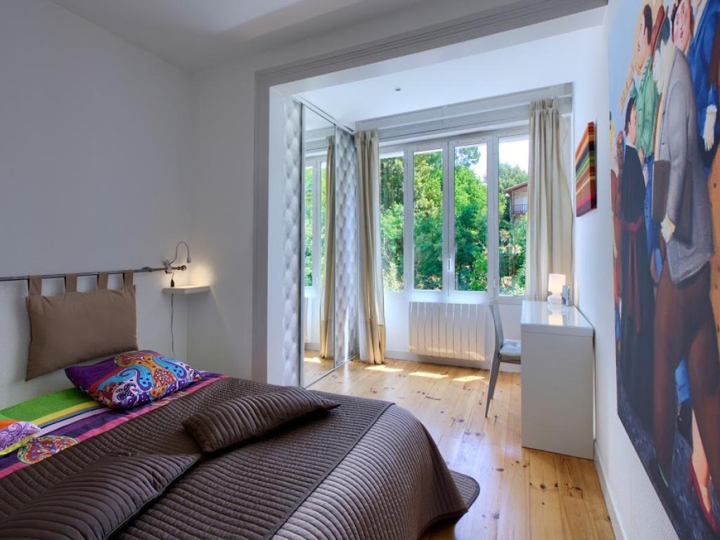 Appartement petite vue bassin 92M2, deux chambres, deux salles de bains, terrasse, 45m2 de pièce à vivre très bien équipé
