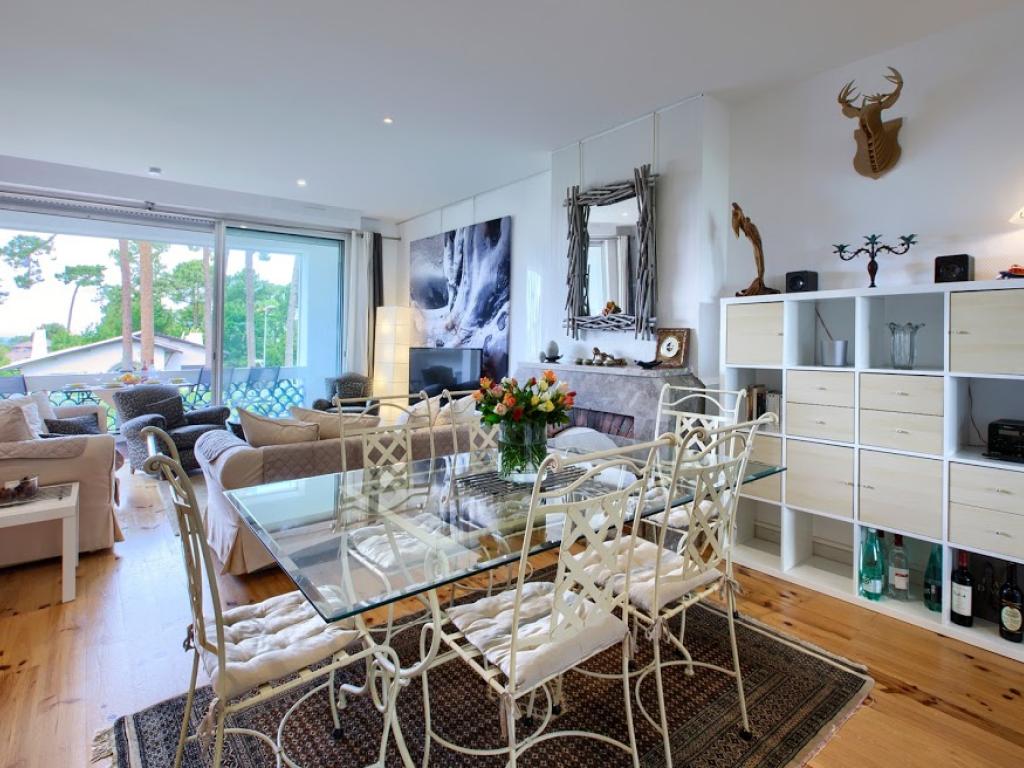 Appartement petite vue bassin 92M2, deux chambres, deux salles de bains, terrasse, 45m2 de pièce à vivre très bien équipé