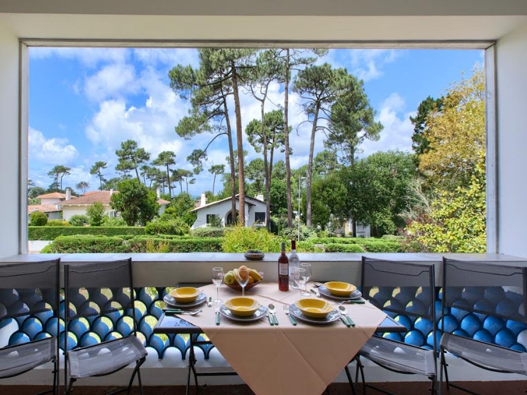 Appartement petite vue bassin 92M2, deux chambres, deux salles de bains, terrasse, 45m2 de pièce à vivre très bien équipé