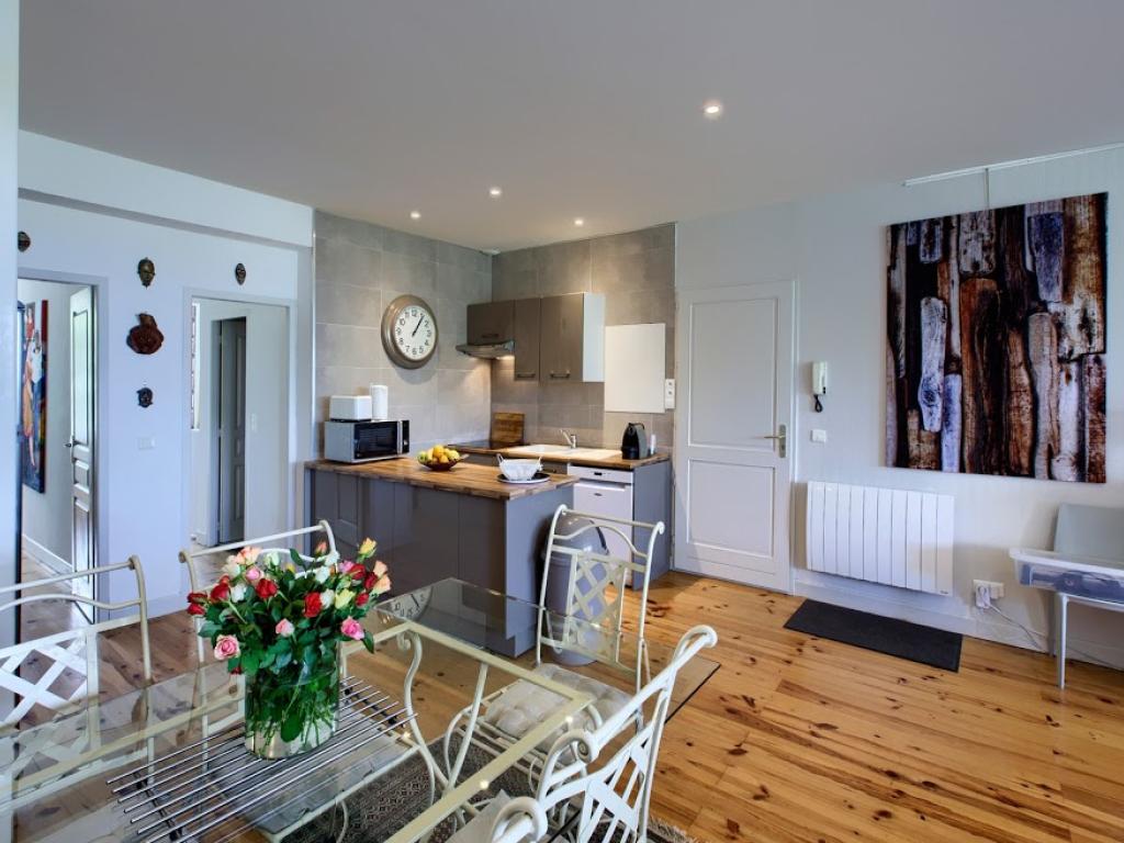 Appartement petite vue bassin 92M2, deux chambres, deux salles de bains, terrasse, 45m2 de pièce à vivre très bien équipé