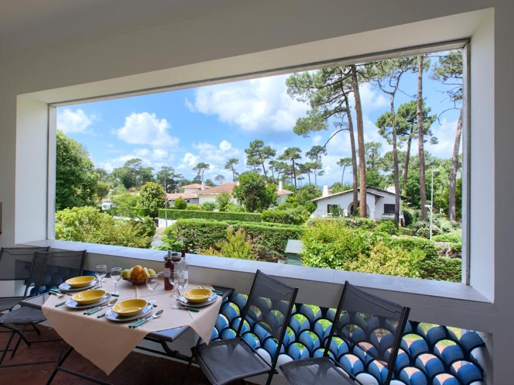 Appartement petite vue bassin 92M2, deux chambres, deux salles de bains, terrasse, 45m2 de pièce à vivre très bien équipé