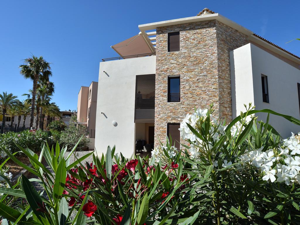 Appartement calme et climatisé avec terrasse & parking privé