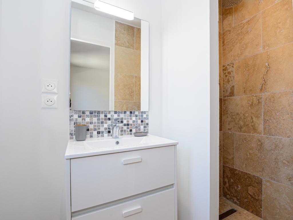 Appartement calme et climatisé avec terrasse & parking privé