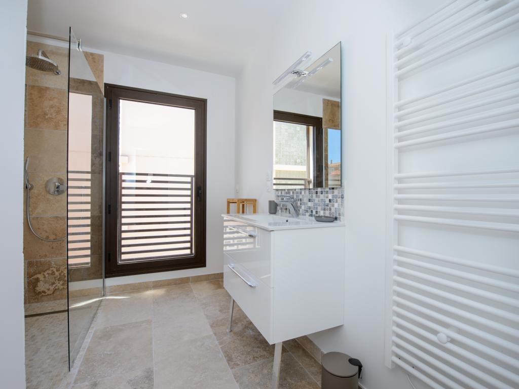 Appartement calme et climatisé avec terrasse & parking privé