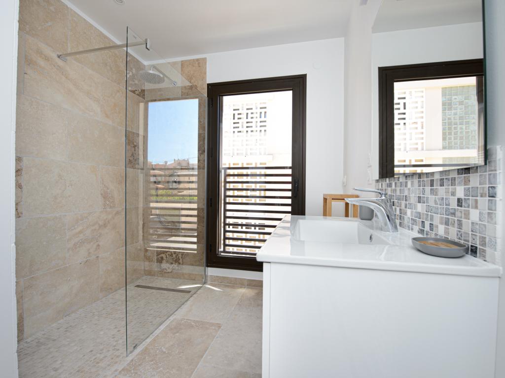 Appartement calme et climatisé avec terrasse & parking privé