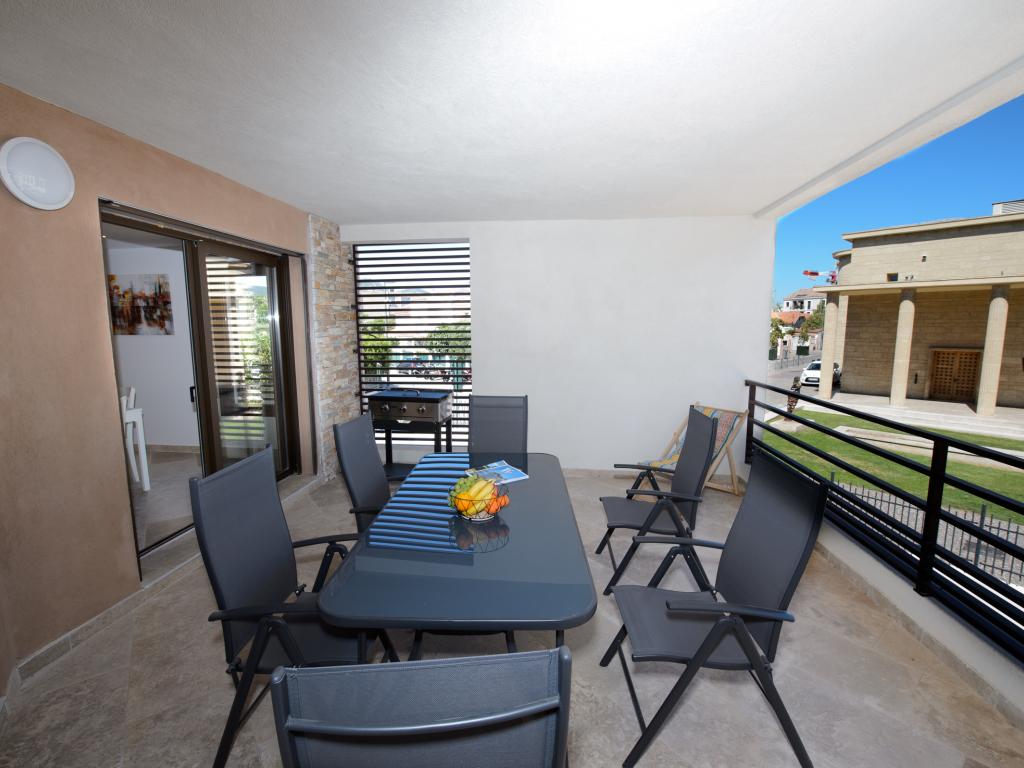Appartement calme et climatisé avec terrasse & parking privé