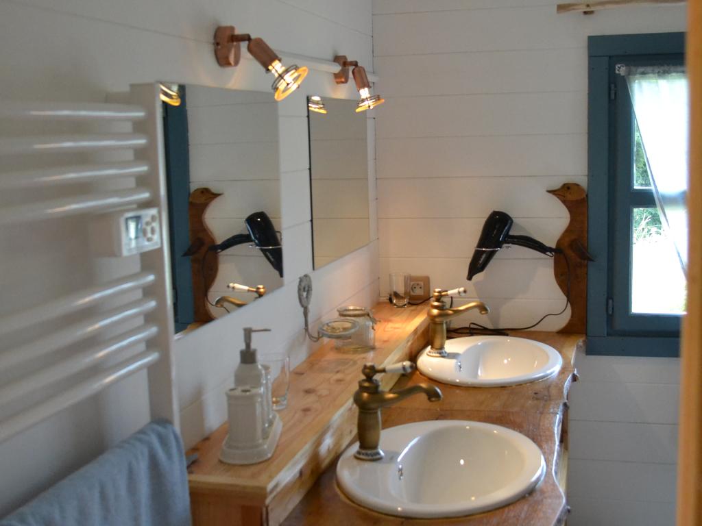 Vacances sereines dans un chalet de bois;