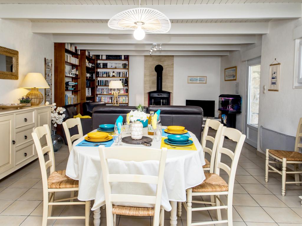 " Le Cottage aux volets bleus" est une longère pleine de charme et de grand confort. Elle est nichée dans un jardin clos, proche de la mer et des sentiers de randonnées (GR 34)