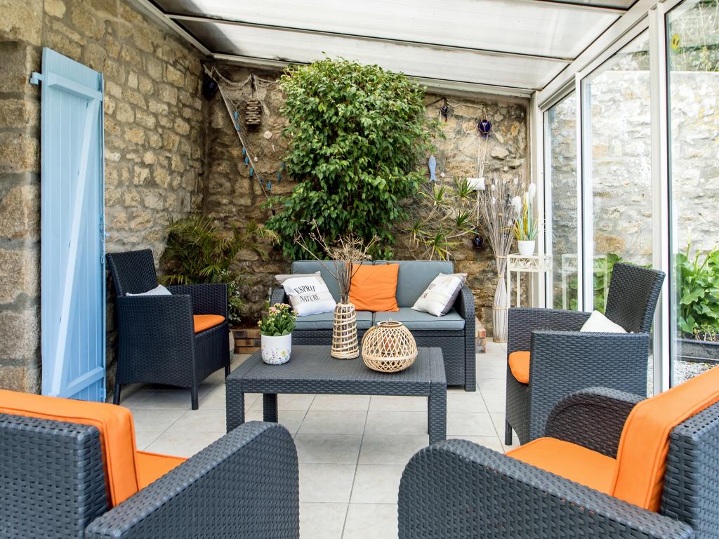 " Le Cottage aux volets bleus" est une longère pleine de charme et de grand confort. Elle est nichée dans un jardin clos, proche de la mer et des sentiers de randonnées (GR 34)