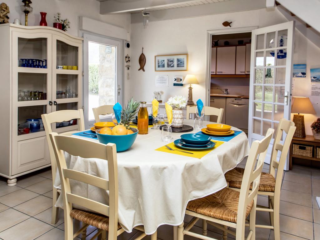 " Le Cottage aux volets bleus" est une longère pleine de charme et de grand confort. Elle est nichée dans un jardin clos, proche de la mer et des sentiers de randonnées (GR 34)