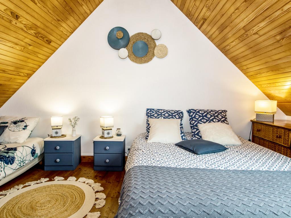 " Le Cottage aux volets bleus" est une longère pleine de charme et de grand confort. Elle est nichée dans un jardin clos, proche de la mer et des sentiers de randonnées (GR 34)