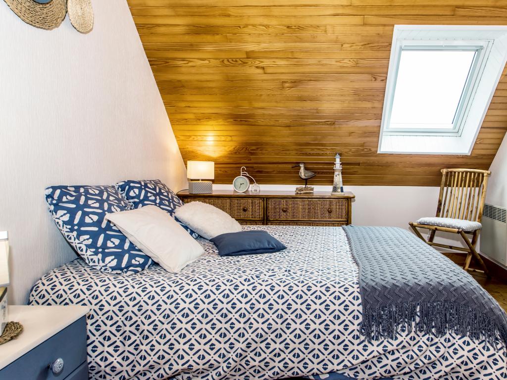 " Le Cottage aux volets bleus" est une longère pleine de charme et de grand confort. Elle est nichée dans un jardin clos, proche de la mer et des sentiers de randonnées (GR 34)