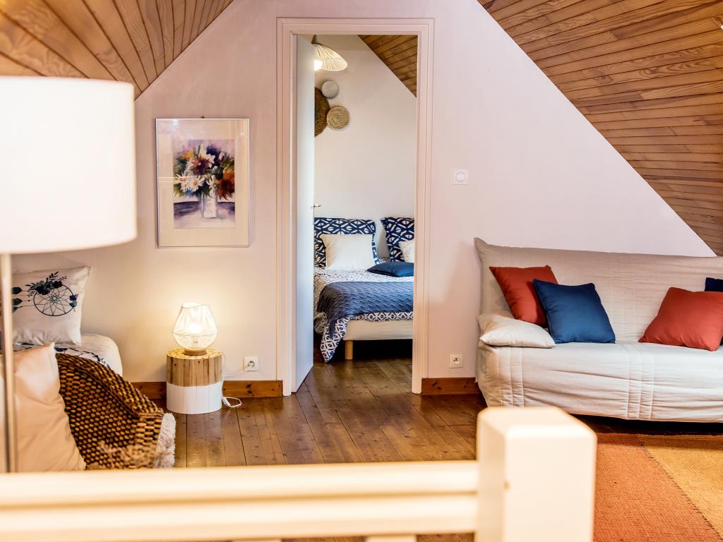 " Le Cottage aux volets bleus" est une longère pleine de charme et de grand confort. Elle est nichée dans un jardin clos, proche de la mer et des sentiers de randonnées (GR 34)