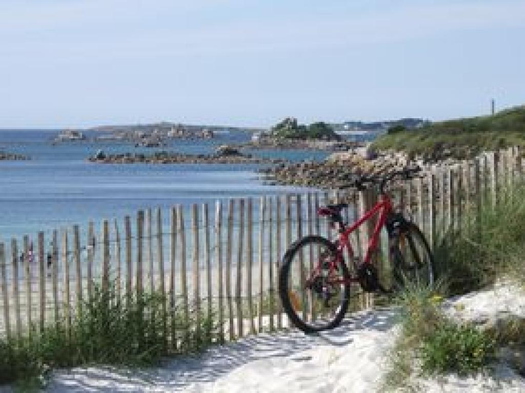 " Le Cottage aux volets bleus" est une longère pleine de charme et de grand confort. Elle est nichée dans un jardin clos, proche de la mer et des sentiers de randonnées (GR 34)