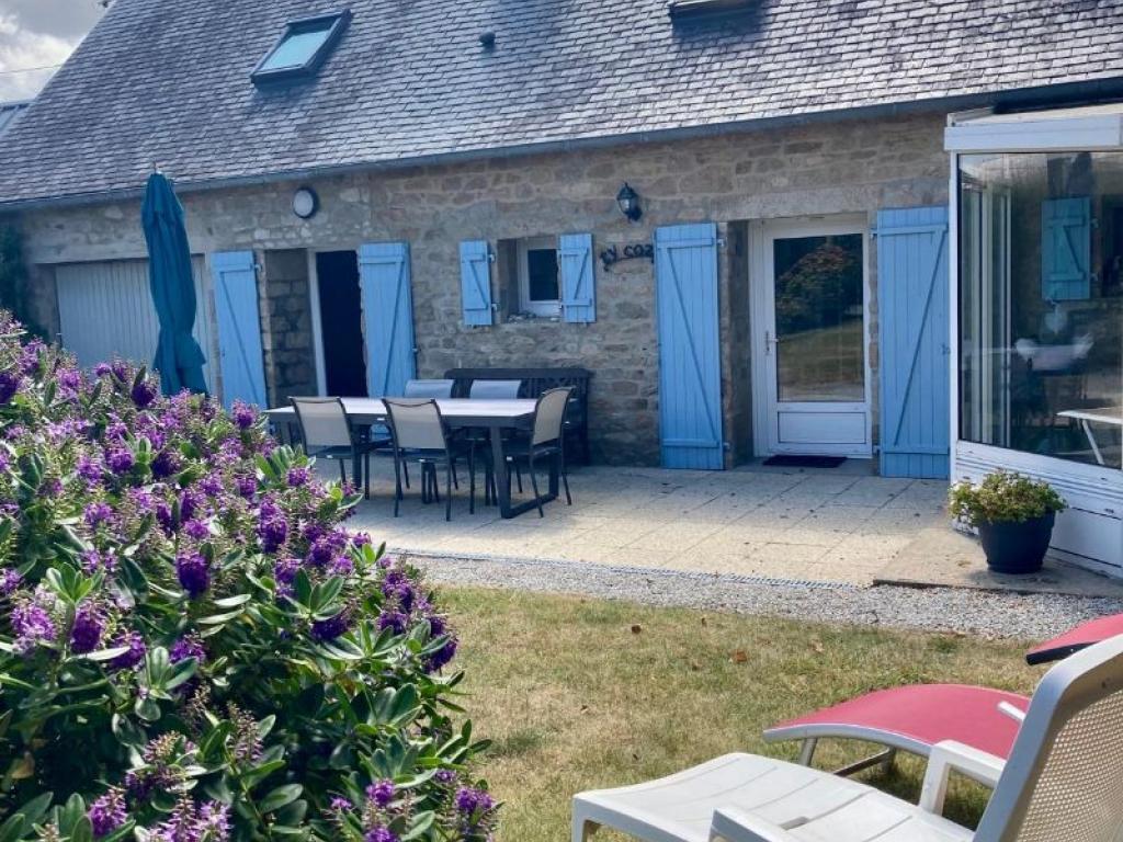 " Le Cottage aux volets bleus" est une longère pleine de charme et de grand confort. Elle est nichée dans un jardin clos, proche de la mer et des sentiers de randonnées (GR 34)